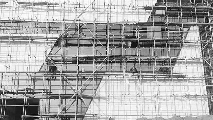 12月8日，在二师铁门关市铁门关火车站项目建设现场，工人在抓紧施工
